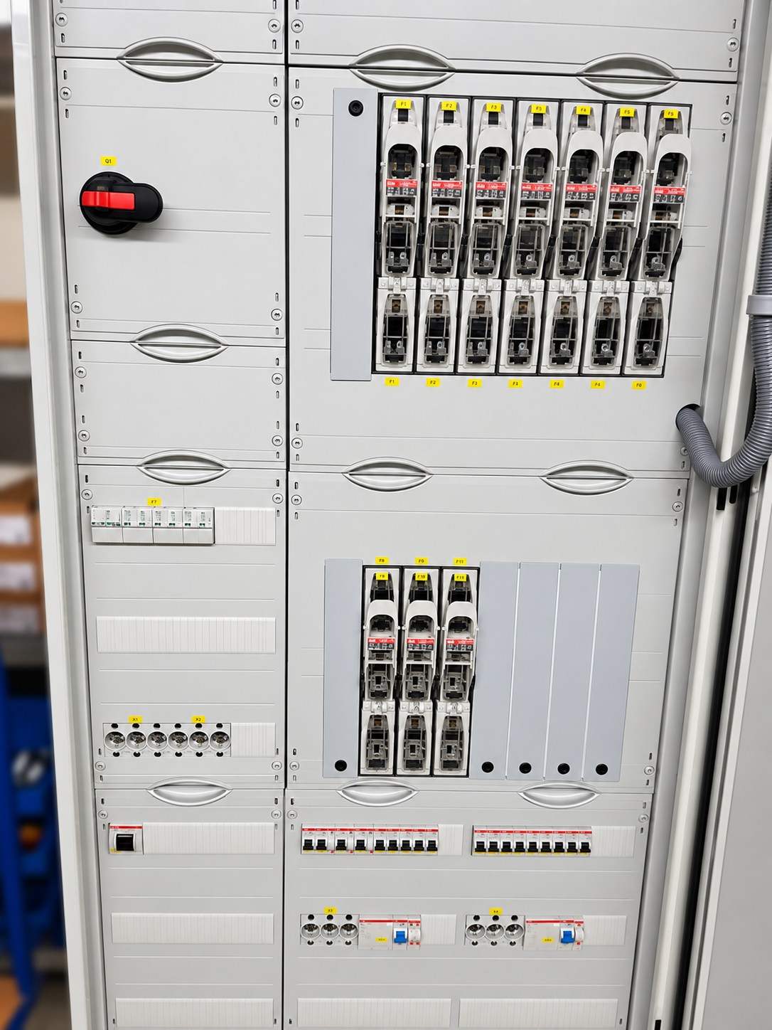 Bestücktes Sicherungsfeld eines Niederspannungsverteilers